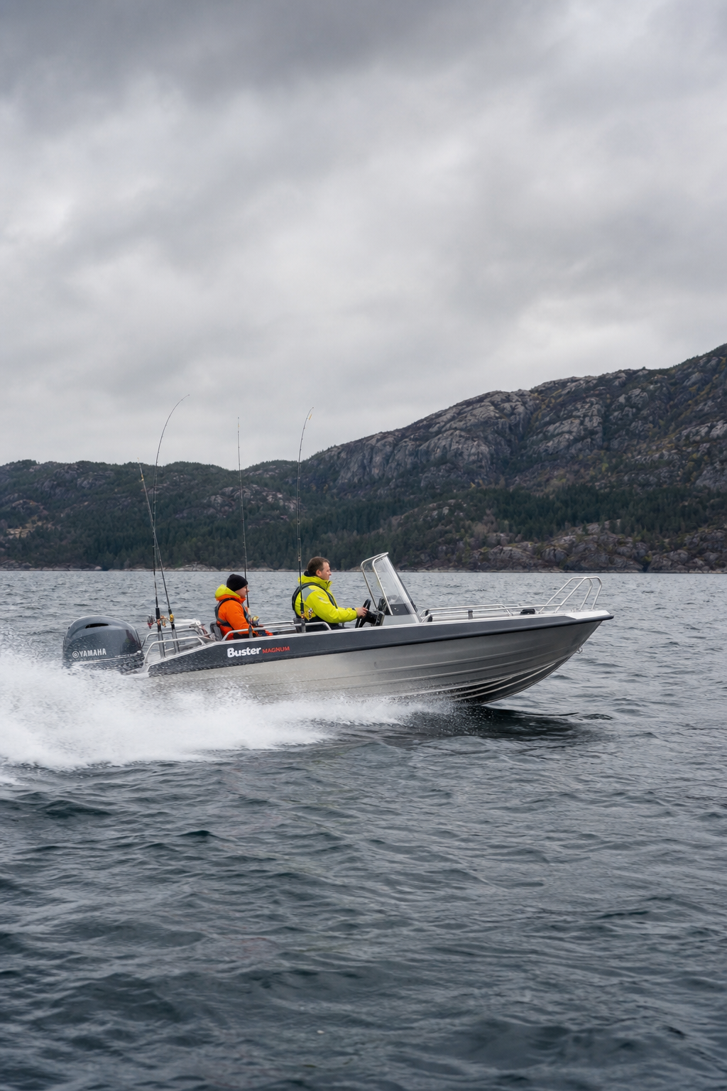 Rybářská loď ve fjordu v norských podmínkách